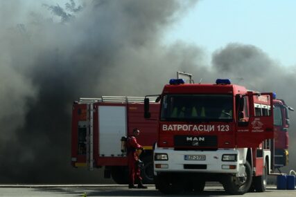 Požar u Istočnom Sarajevu: Vatrogasci gase vatru sa 2 vozila