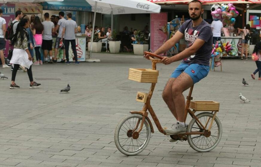 DRVENI DVOTOČKAŠ KRUŽI BANJALUKOM Dean Rudež napravio unikatni bicikl
