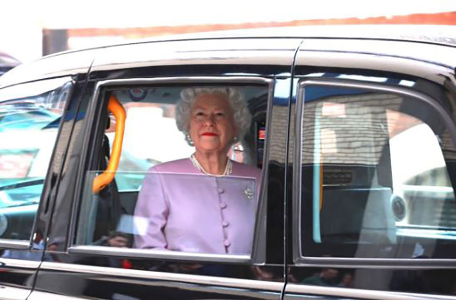 UVJERLJIVA REPLIKA Kraljica Elizabeta II OSVOJILA INTERNET i ZBUNILA FANOVE ispred londonske bolnice