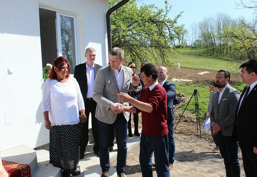 Romska porodica Zarić iz Lopara dobila kuću: "Najbitnije mi je da imam kupatilo i NOV NAMJEŠTAJ"