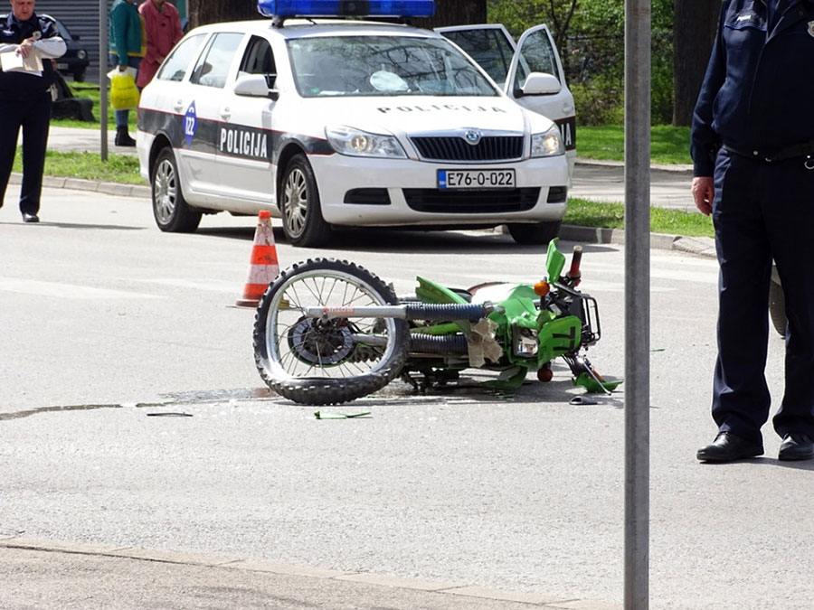 TRAGEDIJA KOD DOBOJA Maloljetnik i mladić poginuli pri padu sa motocikla