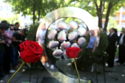 Prošlo 29 godina od stradanja 12 beba u Kliničkom centru: Povodom tužne godišnjice služen parastor na Novom groblju