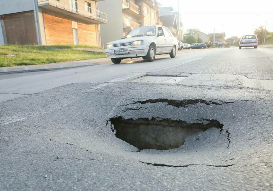 RUPA KOJA MOŽE PROGUTATI AUTOMOBIL Banjalučke ulice u sve gorem stanju