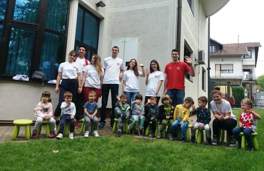 "KAD PORASTEM BIĆU DOBAR ČOVJEK" Volonteri Crvenog krsta učili mališane o prvoj pomoći