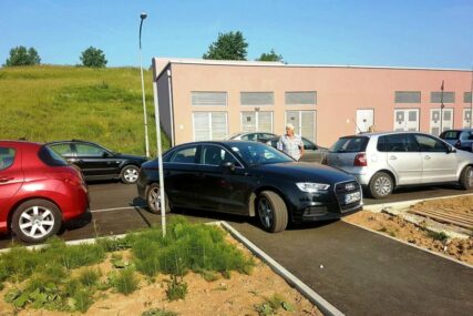 JOŠ BAHATOG PARKIRANJA Automobili na trotoaru, pješaci u blatu