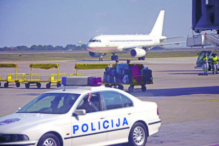 DRAMA NA AERODROMU U BEOGRADU Evakuisano 130 putnika aviona zbog dojave o bombi