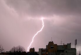 Vjetar nosio krovove i rušio drveće: Olujno NEVRIJEME POGODILO HRVATSKU, temperatura za samo sat pala na 19 stepeni
