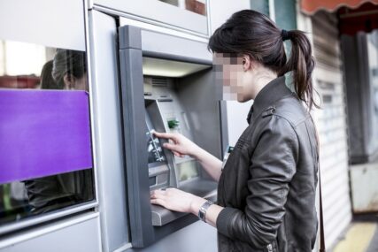 “LOPOV SA SRCEM” Pljačkao ženu na bankomatu pa ODUSTAO kad joj je vidio stanje računa (VIDEO)