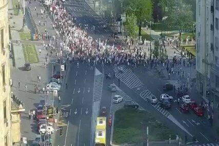 "BESMRTNI PUK" U BEOGRADU Kolona ljudi sa zastavama Srbije i Rusije i fotografijama očeva i djedova (FOTO)