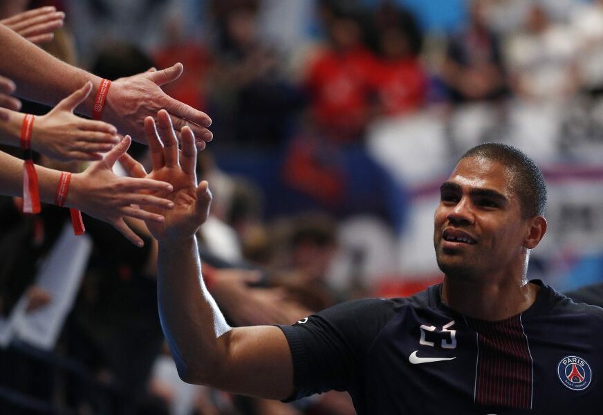 epa05588158 Daniel Narcisse of PSG reacts with supporters after winning the EHF Champions League handball match against Flensburg at Stade Coubertin in Paris, France, 16 October 2016.  EPA/YOAN VALAT