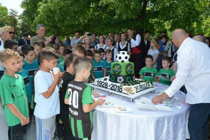 TRADICIJA DUGA 90. GODINA FK Rudar obilježio jubilej otkrivanjem spomen-ploče