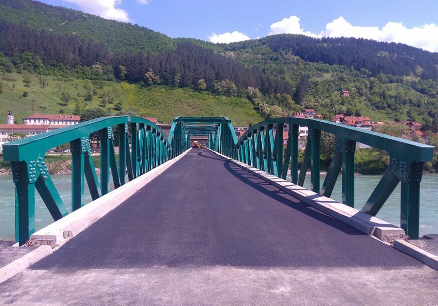 Asfaltiran željezni most na Drini