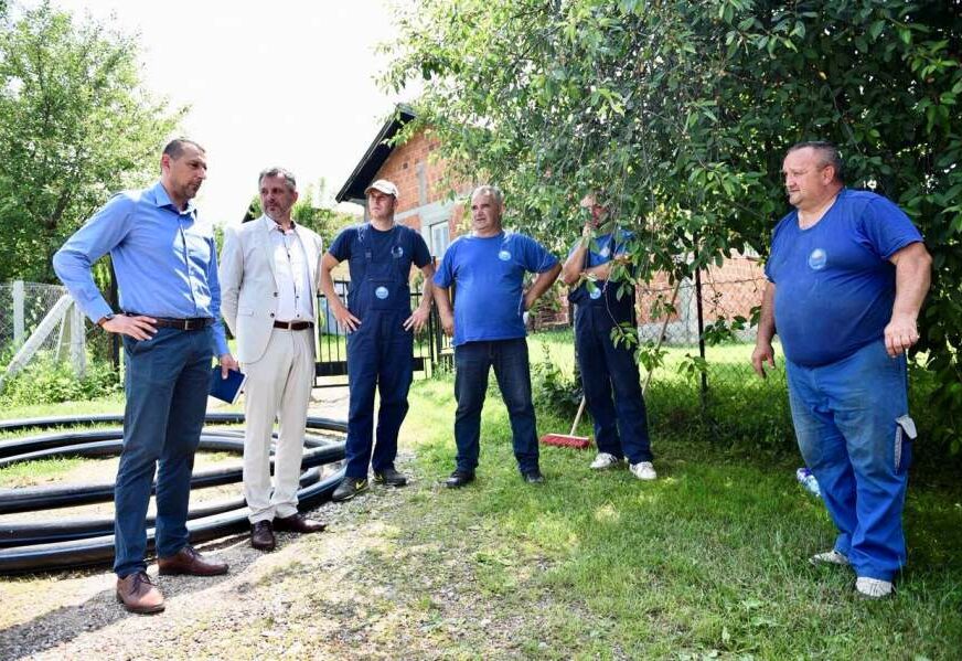 DOLAZI KRAJ DONOŠENJU VODE SA IZVORA Počela izgradnja vodovoda u Drakuliću