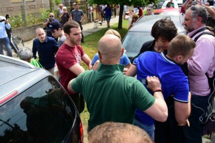 Nije prošlo bez INCIDENTA: Zbog transparenta "Šešelj je ratni zločinac" funkcioner LDP dobio ŠAKU U GLAVU
