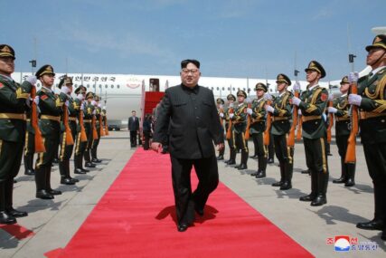 VOJNICI POSEBNO VESELI Ovako se u Sjevernoj Koreji SLAVI NOVA TITULA Kim Džong Una