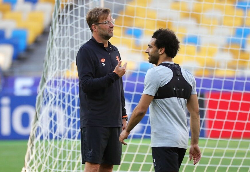epa06763239 Liverpool's manager Juergen Klopp (L) and Mohamed Salah (R) attend their team's training session at the NSC Olimpiyskiy stadium in Kiev, Ukraine, 25 May 2018. Liverpool FC will face Real Madrid in the UEFA Champions League final at the NSC Olimpiyskiy stadium in Kiev on 26 May 2018. EPA-EFE/ARMANDO BABANI
