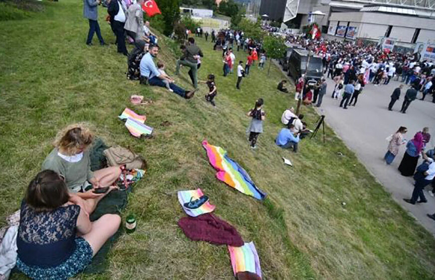 “ŽELIMO DA PODRŽIMO PRAVO NA IZBOR I RAZLIČITOST” Djevojke s LGBT zastavama PRIVUKLE PAŽNJU pred sarajevskom Zetrom gdje se očekuje dolazak Erdogana