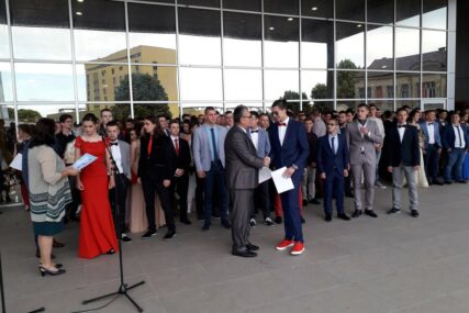 Defile mladosti u Gradiški: Tehnička škola ispratila 152 maturanta
