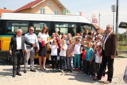 Modriča: Uručen minibus dnevnom centru za djecu sa posebnim potrebama