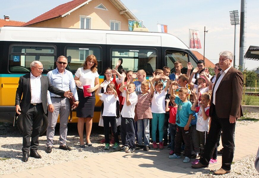 Modriča: Uručen minibus dnevnom centru za djecu sa posebnim potrebama
