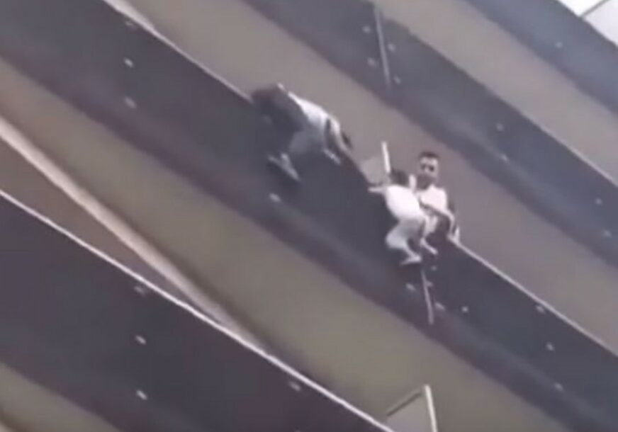 Migrant u Francuskoj spasio dijete koje je visilo na balkonu (VIDEO)
