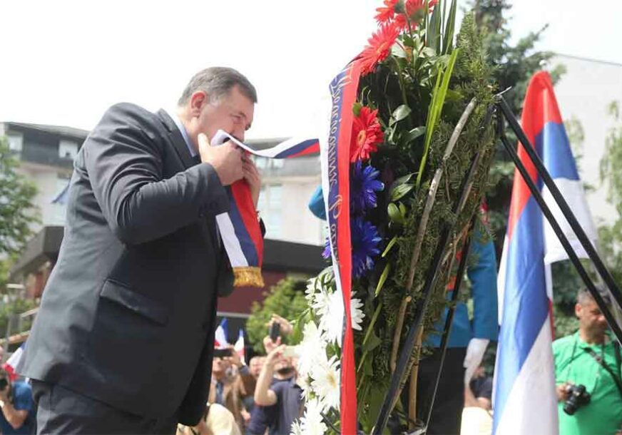 U Banjaluci položeni vijenci na spomenik poginulim borcima NOR-a