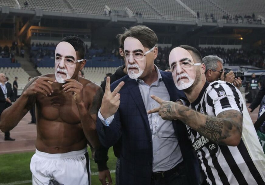 Na proslavi nosili MASKE sa likom gazde koji je sa PIŠTOLJEM ULETIO NA TEREN (FOTO)