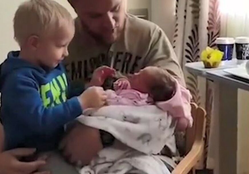 BRIŽNI BATA Reakcija ovog mališana koji upoznaje tek rođenu sestru će VAS ODUŠEVITI (VIDEO)