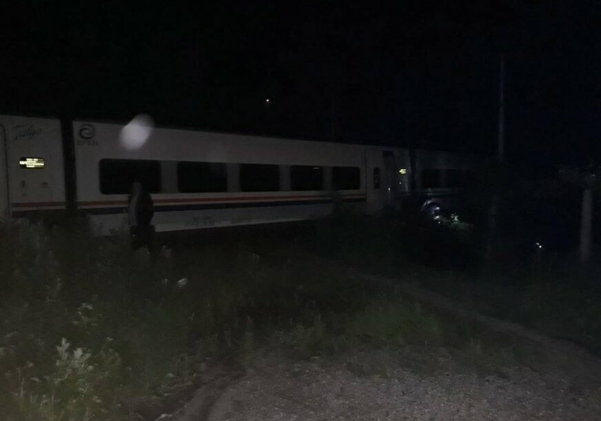 Vozač teško povrijeđen nakon što je njegov auto udario voz na pružnom prelazu