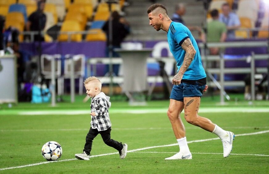 epa06763600 Real Madrid's Sergio Ramos (R) and his son Marco (L) after his team's training session at the NSC Olimpiyskiy stadium in Kiev, Ukraine, 25 May 2018. Real Madrid will face Liverpool FC in the UEFA Champions League final at the NSC Olimpiyskiy stadium in Kiev on 26 May 2018. EPA-EFE/ARMANDO BABANI