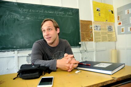 NE DOZVOLJAVA DA GA INVALIDITET SPUTAVA Sa njegovih časova niko ne bježi, đake uči da svaki dan UČINE POSEBNIM