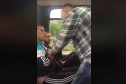 SNIMAK IZ AUTOBUSA PODIJELIO BANJALUČANE Vozač nasrnuo na mladića i pokušao da ga izbaci iz vozila