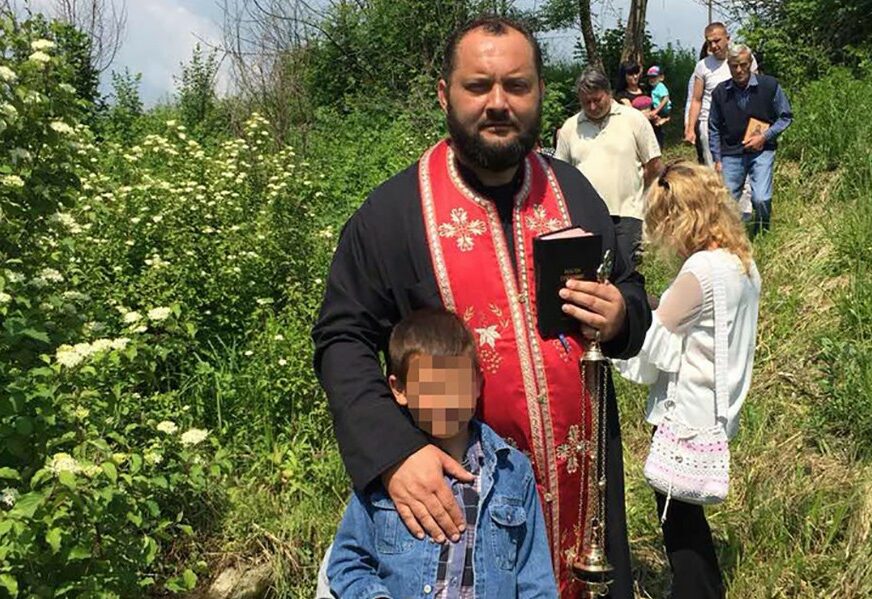 Albanska porodica Keljmendi svešteniku polupala auto, napali njegove blizance i prijetili im kalašnjikovim