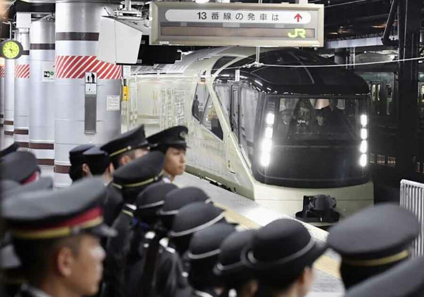 "Neoprostiva greška za naše putnike" Japanska željeznička kompanija IZVINILA SE javnosti jer je voz krenuo 25 sekundi RANIJE