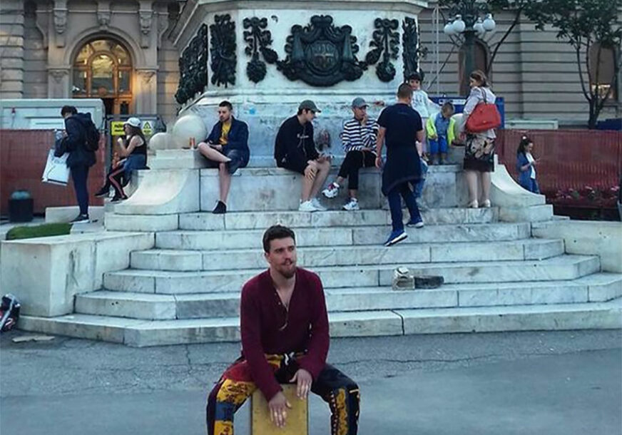 SVIRAO JE U HAGU, SPAVAO U PEĆINI Ulični svirač iz Knez Mihajlove za sebe kaže da je običan momak koji vodi NEOBIČAN ŽIVOT