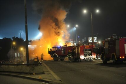 DRAMA U LUKAVCU U potpunosti izgorio autobus, požar zahvatio i vozila na parkingu