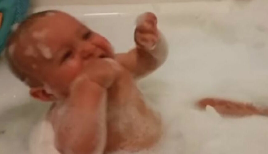 NAJLJEPŠA MUZIKA ZA UŠI Tata kupao bebu, a ona nije prestajala da se smije NJEGOVIM TRIKOVIMA (VIDEO)