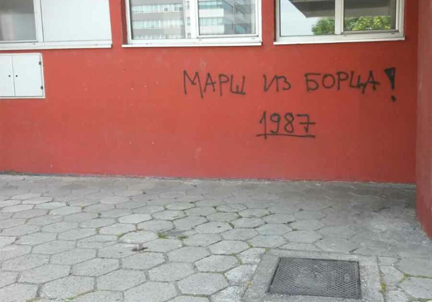 “MARŠ IZ BORCA” Nakon što je klub ostao bez licence OSVANULI GRAFITI ogorčenih navijača