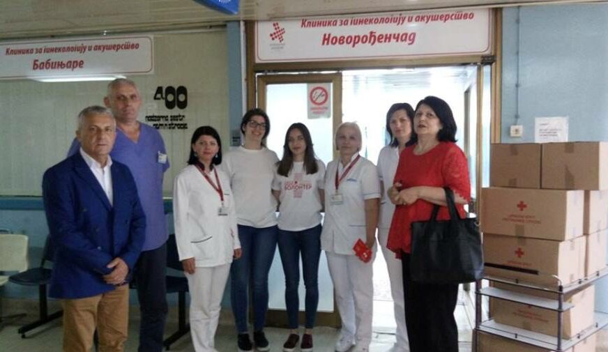 Pokloni za majke koje su se TEK PORODILE: Volonteri Crvenog krsta posjetili porodilište