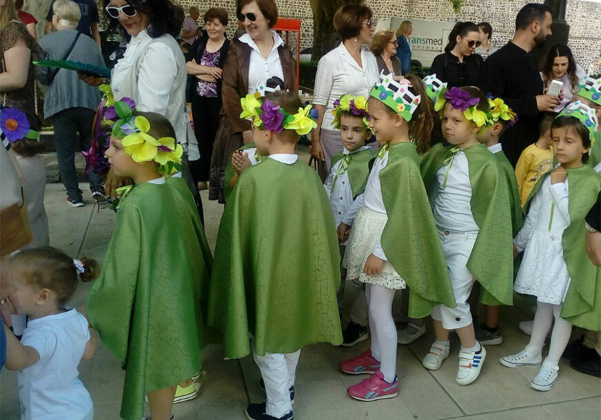 Razdragani mališani recitovali i pjevali pjesmice: Cvjetni karavan prošao ulicama Trebinja