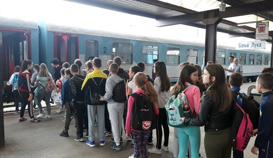 ATRAKCIJA ZA ĐAKE Osnovci otputovali vozom kod vršnjaka u Novi Grad