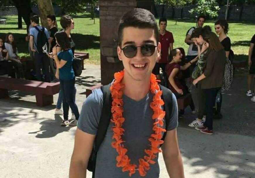 DOMIŠLJATI GIMNAZIJALAC Nije mogao u školu u bermudama, pa iz protesta došao u suknji (FOTO)