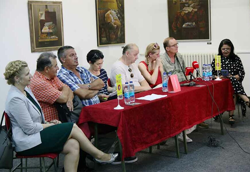 Glumci iz Tuzle odigrali predstavu "Siroti mali hrčki"