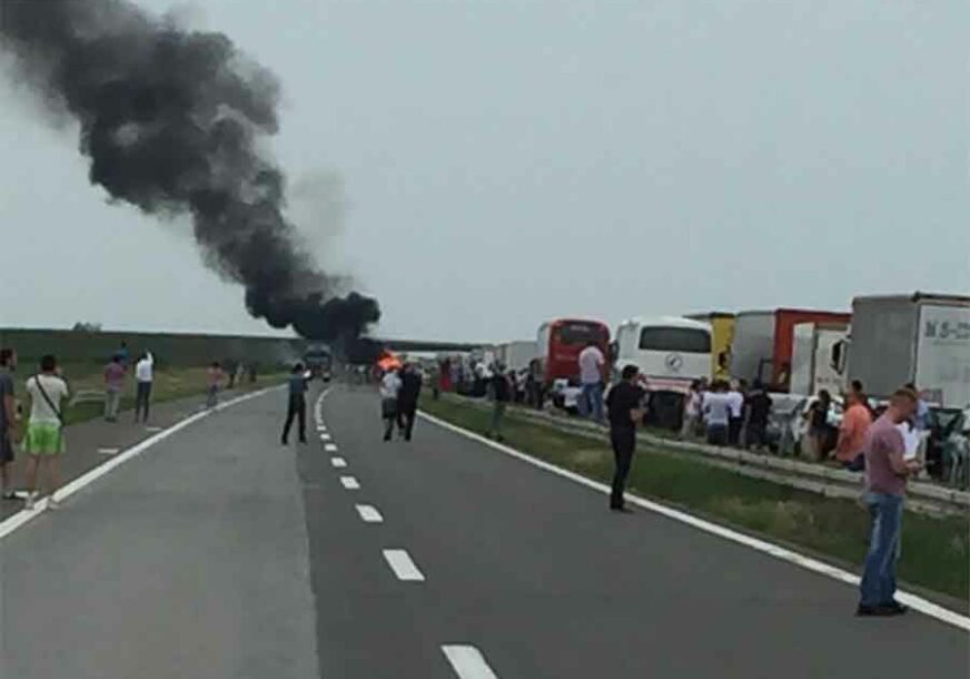 EKSPLOZIJA NA AUTOPUTU Cisterna se pretvorila u buktinju (VIDEO)