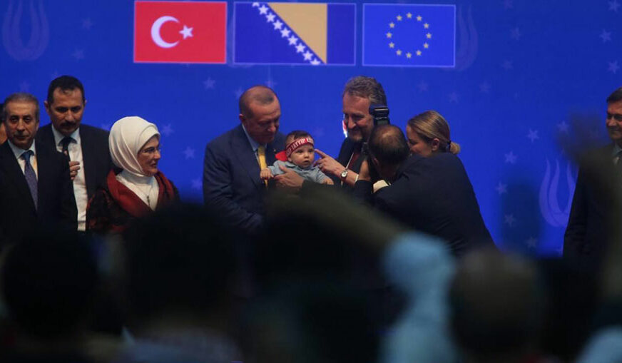 SVI ZBUNJENI Sebija uzela BEBU iz publike pa je dala Bakiru, a on Erdoganu