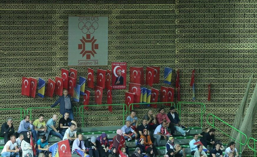 Zahvaljujući Erdoganu ZADOVOLJNO TRLJA RUKE: Prodajući šalove i zastave Turske i BiH zaradio HILJADE EVRA
