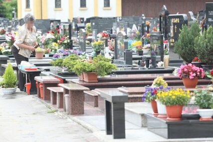 LOPOVI NEMAJU SRAMA Ukradena dva bronzana lika pokojnika sa porodične grobnice