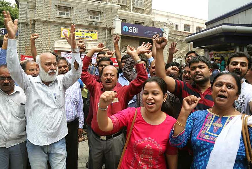Tvrde da podnose teret RASTUĆEG DUGA Indije: Štrajkuje milion zaposlenih u bankama