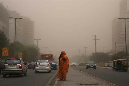 PJEŠČANA OLUJA ODNOSI ŽIVOTE Indija broji žrtve, nebo nad Delhijem braon boje (FOTO, VIDEO)