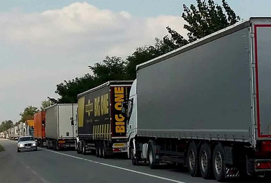 Duge kolone kamiona na prelazu Izačić, na Maljevcu saobraćaj I DALJE OBUSTAVLJEN